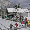 会津鉄道 湯野上温泉駅と小学生ｸﾞﾙｰﾌﾟ