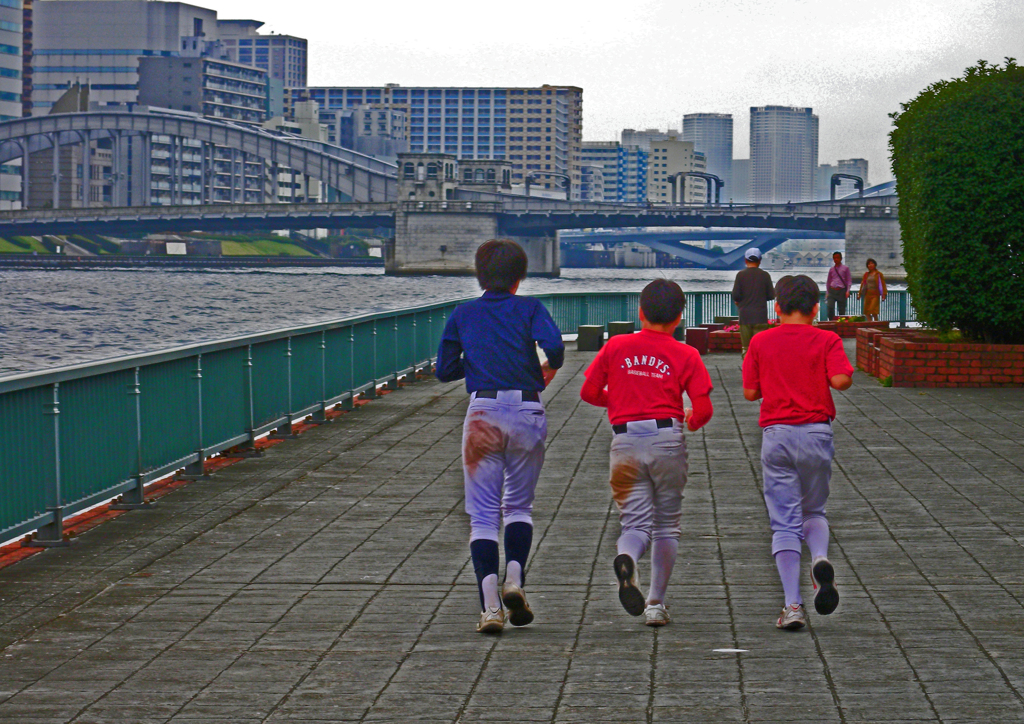東京散歩　(27)ランナーと勝どき橋