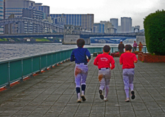 東京散歩　(27)ランナーと勝どき橋