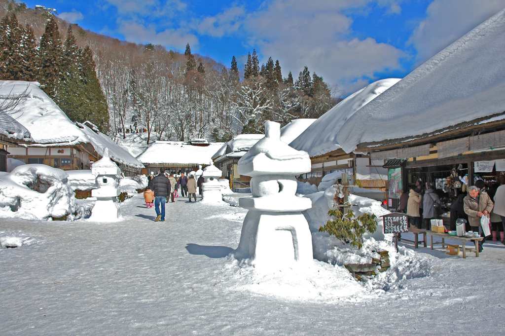 会津大内宿 雪祭り ②雪像の灯籠が並ぶ道