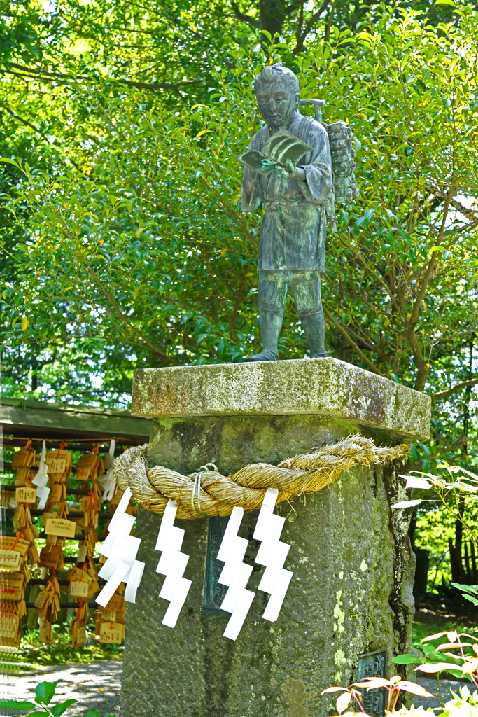 新緑と二宮金次郎像