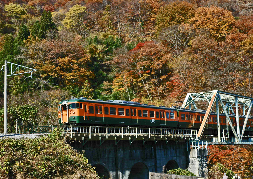 吾妻渓谷　②湖底に沈んだ風景　紅葉を行く