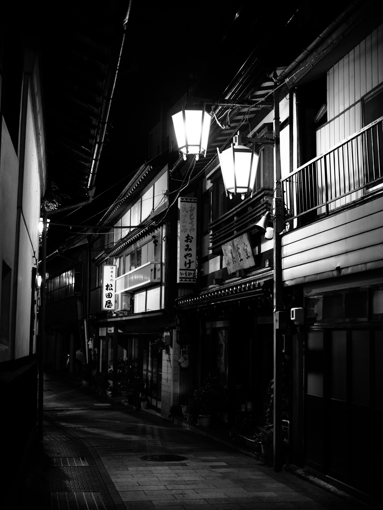 夜の温泉街
