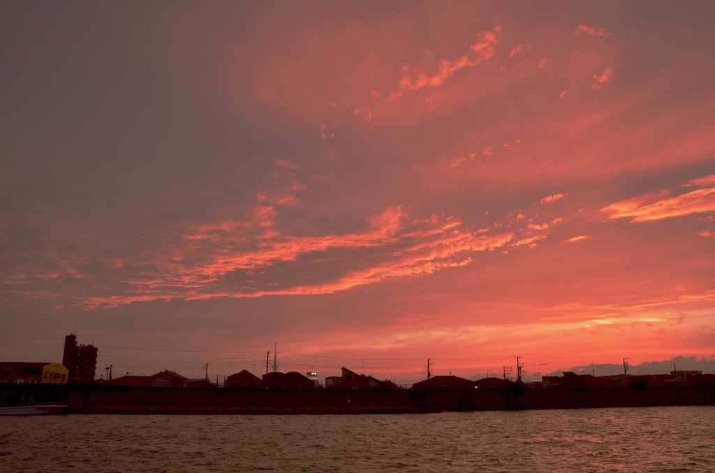 川沿いの真っ赤な夕焼け