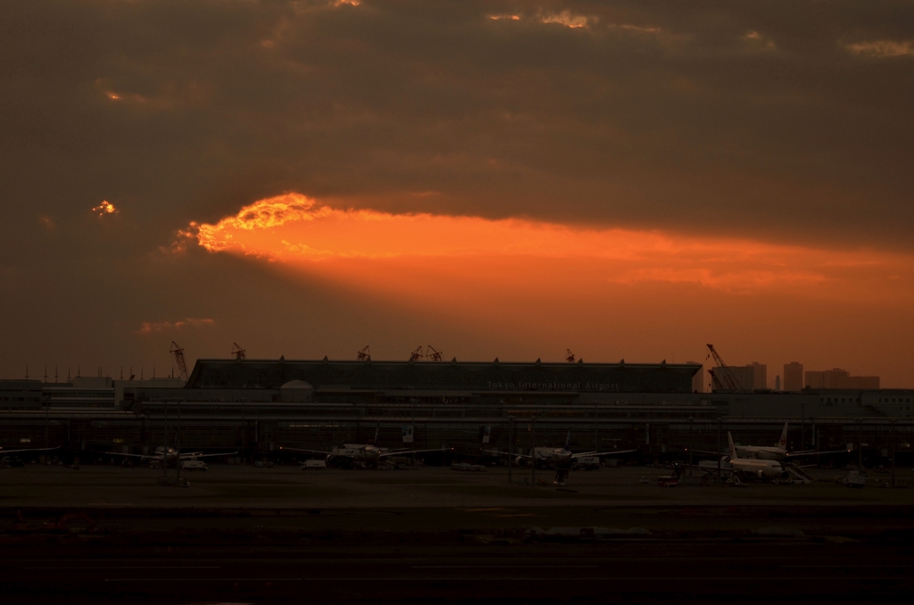 夕日の中の羽田空港第1ターミナル