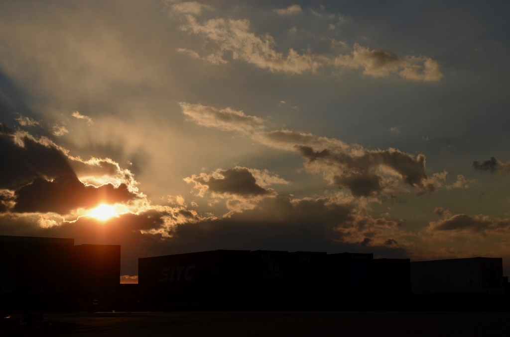 倉庫街で見えた夕日