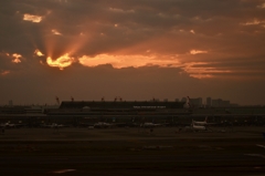 夕日の中の羽田空港第1ターミナル