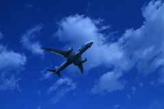 青空と白い雲とひこうき