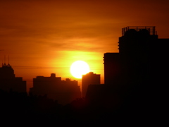 夕焼けとビルの陰