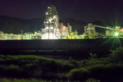 夜の石灰工場