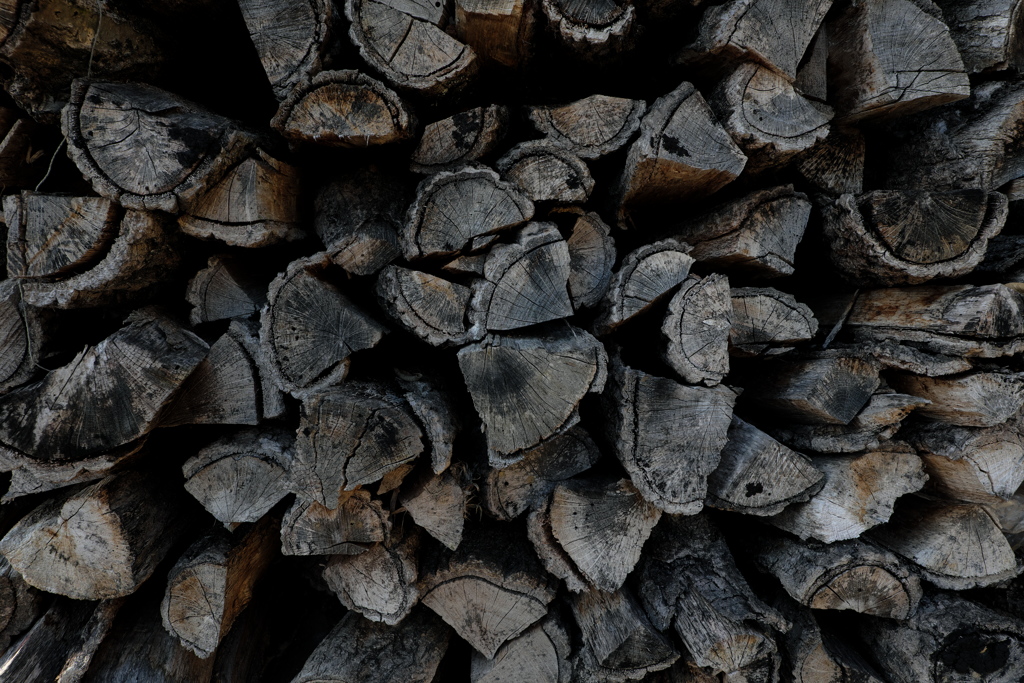 積み上がられた薪