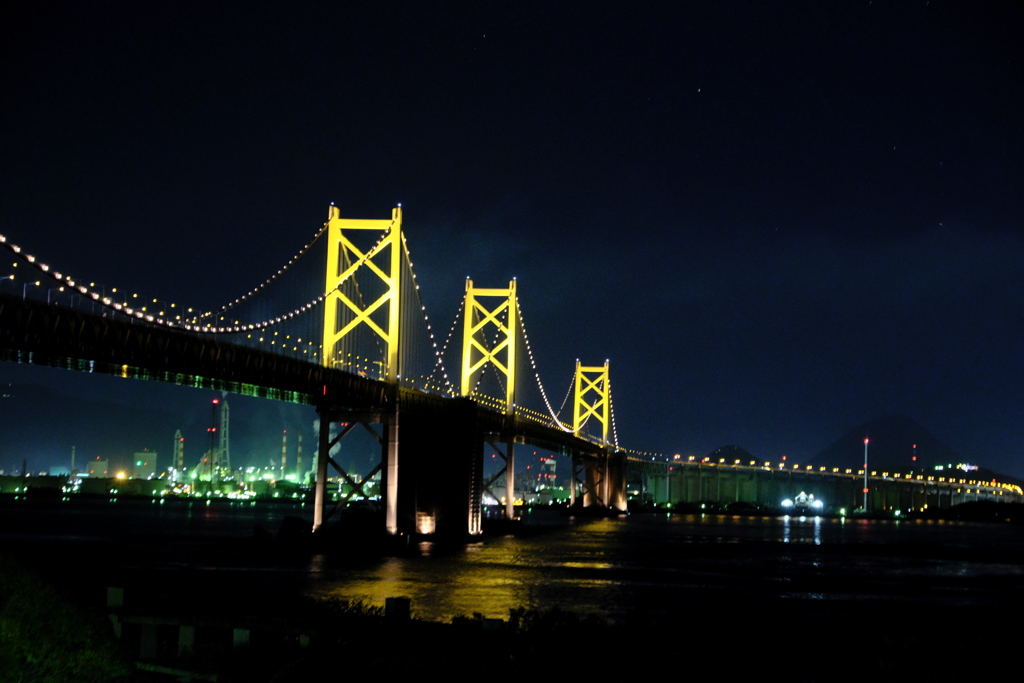 橋の向こうは高松の工業地帯が