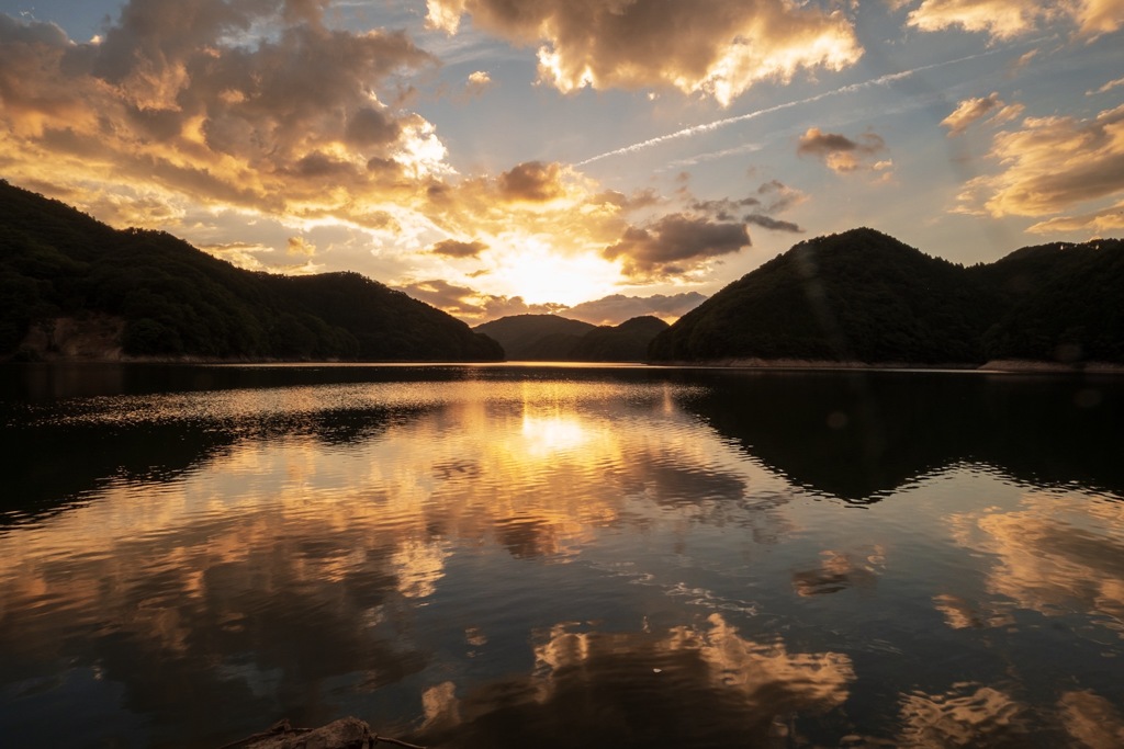 ダム湖の夕焼け