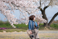 桜をバックにジャンプ！