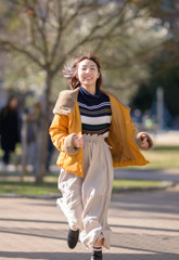 恋人を見つけて駆け寄るように。