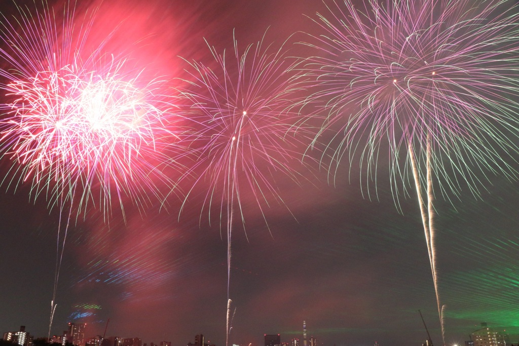 夏夜に光る花火とレーザー