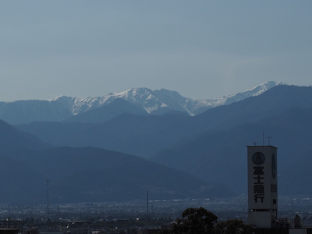 春の山