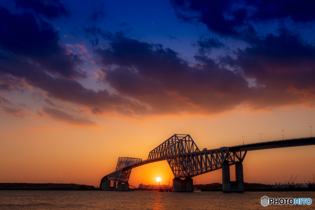 ブリッジの中の夕日