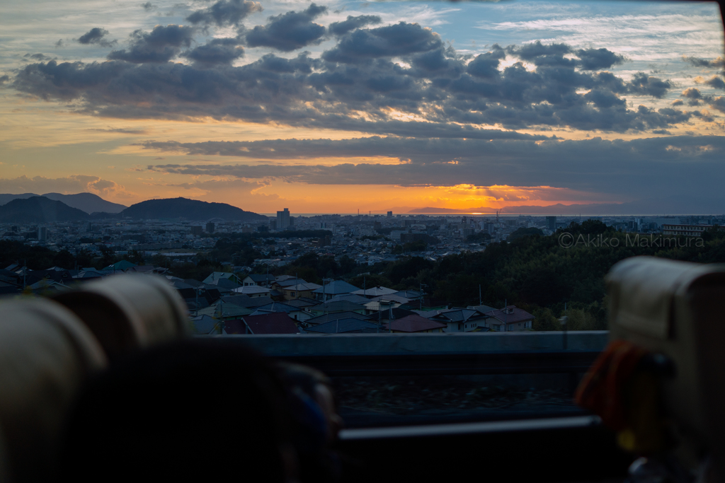 車窓の夕暮れ