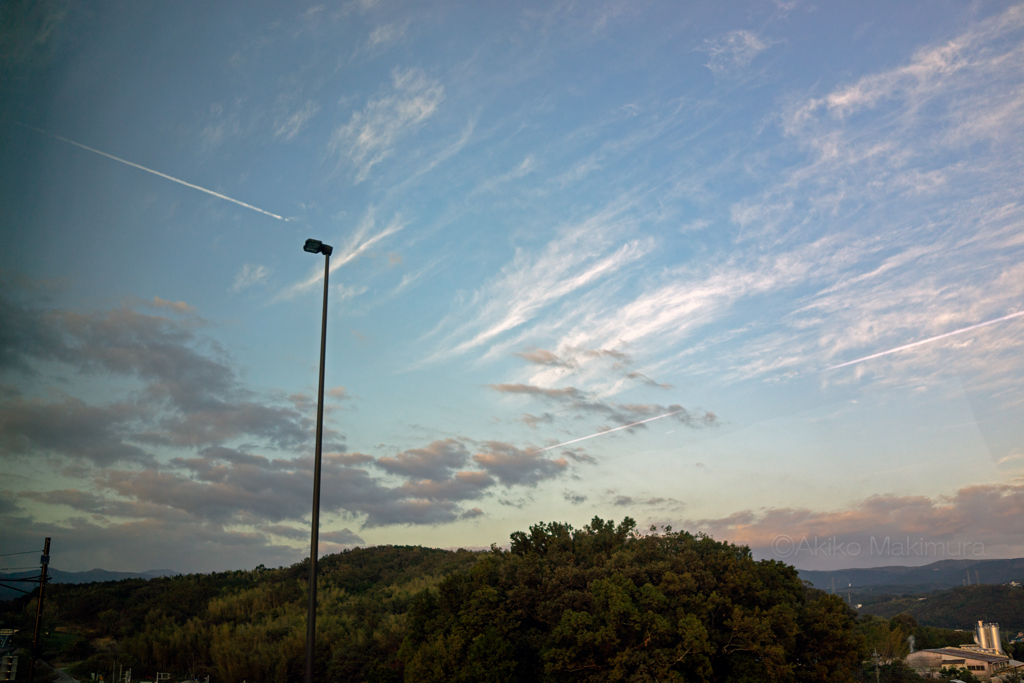 夕暮れの飛行機雲