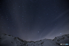 残雪と春の夜空