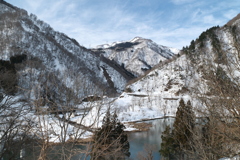 多少暖かくなっても雪はしっかり残った集落８