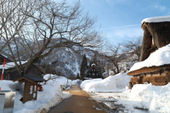多少暖かくなっても雪はしっかり残った集落１１