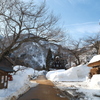 多少暖かくなっても雪はしっかり残った集落１１