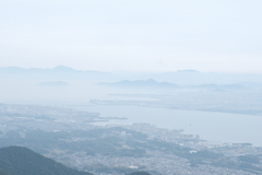 霧の向こうに広がる琵琶湖