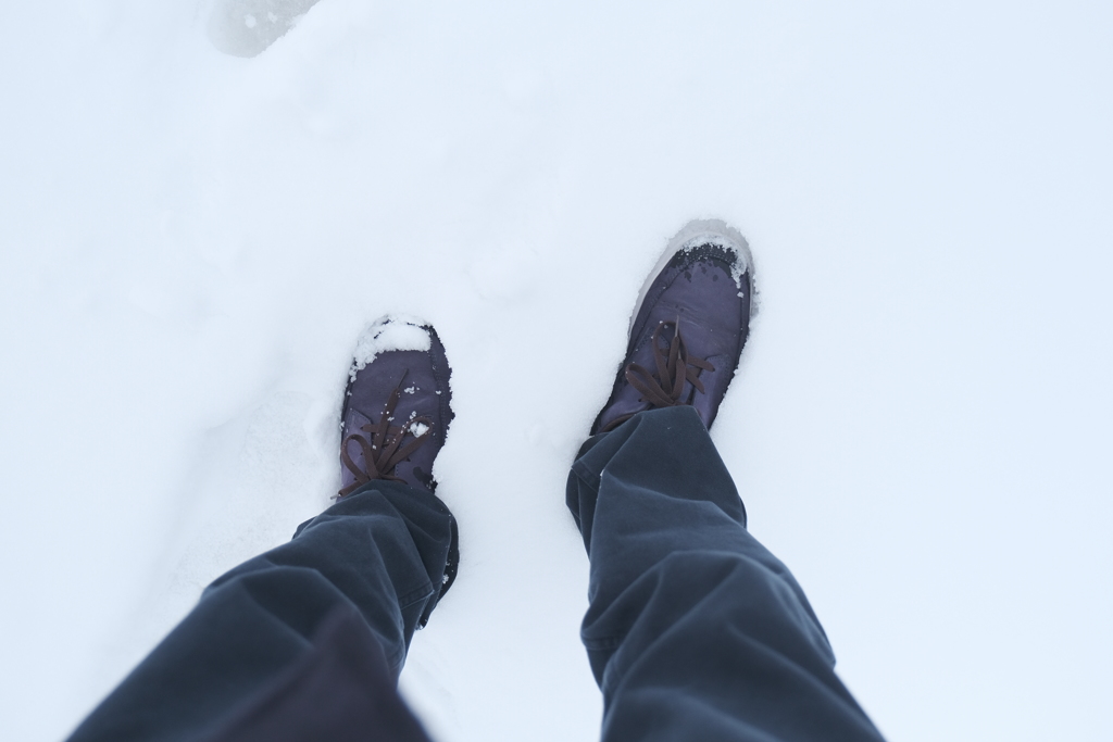 雪に埋もれる俺の足