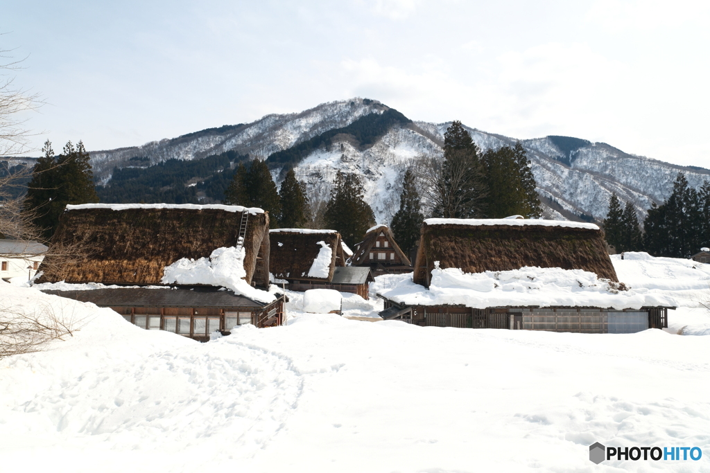 多少暖かくなっても雪はしっかり残った集落２