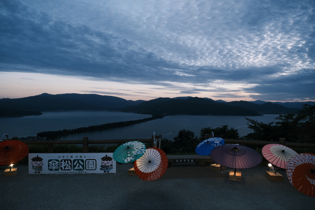 夕暮れ時の天橋立傘松公園ライトアップ１