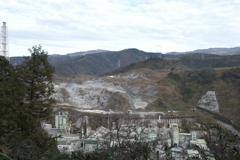 金ヶ崎城跡の山道から見た工場らしき光景