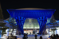 夜の金沢駅ブルーライトアップ