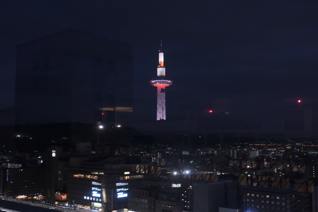 ガラスに映り込んだ京都タワー２