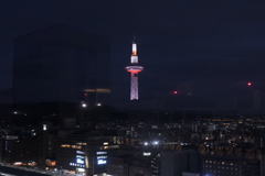 ガラスに映り込んだ京都タワー２