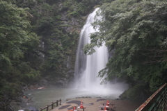 吹き荒ぶ水飛沫と雨２