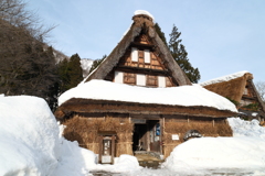 多少暖かくなっても雪はしっかり残った集落９