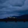 闇夜を走る僅かな光