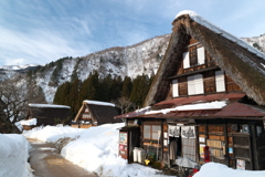 多少暖かくなっても雪はしっかり残った集落１０