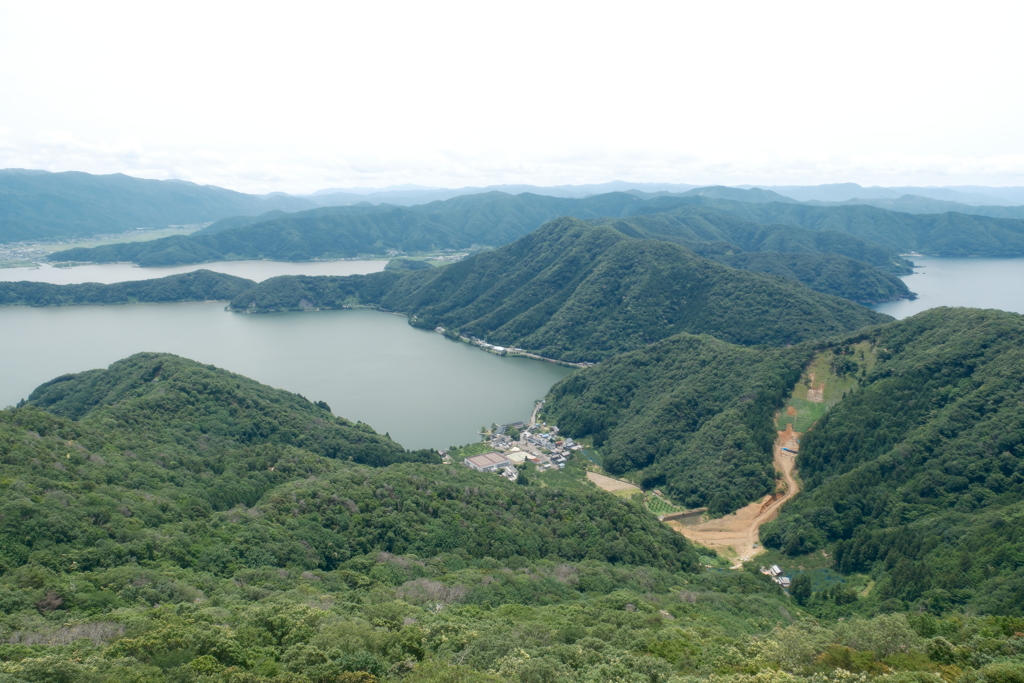 レインボーライン山頂公園、方や晴れて、一方曇り２