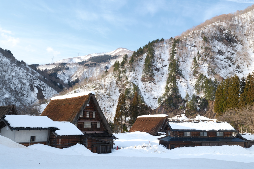 多少暖かくなっても雪はしっかり残った集落１２