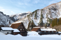 多少暖かくなっても雪はしっかり残った集落１２