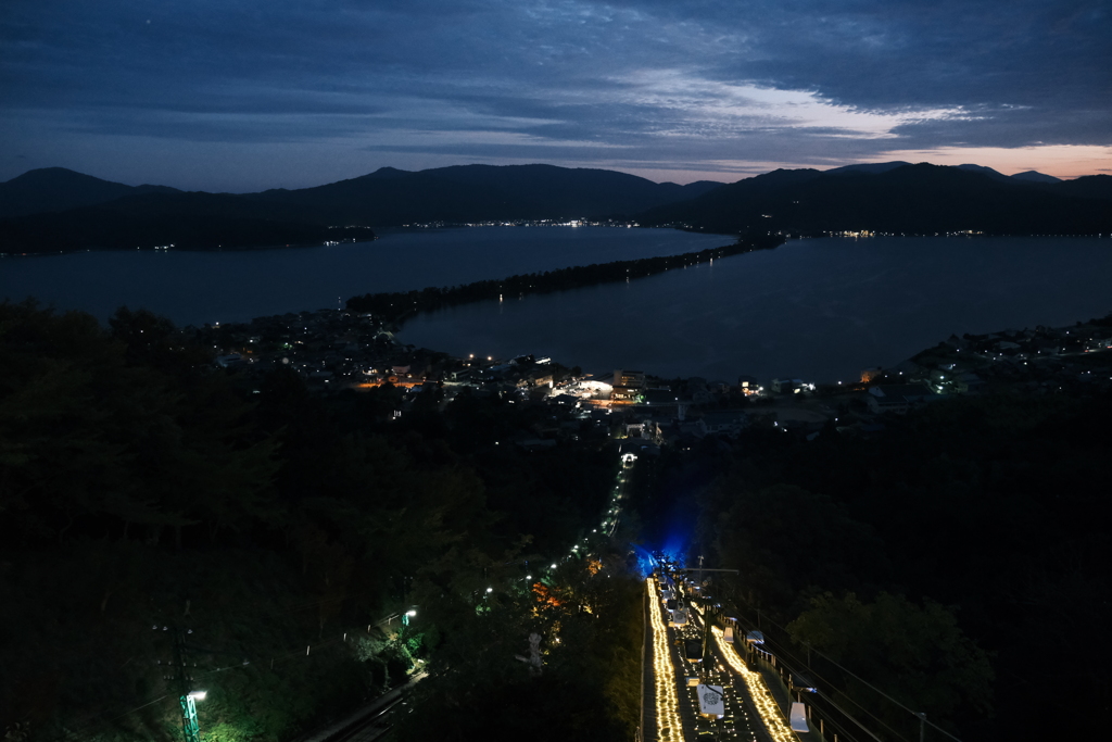 夕暮れ時の天橋立傘松公園ライトアップ４