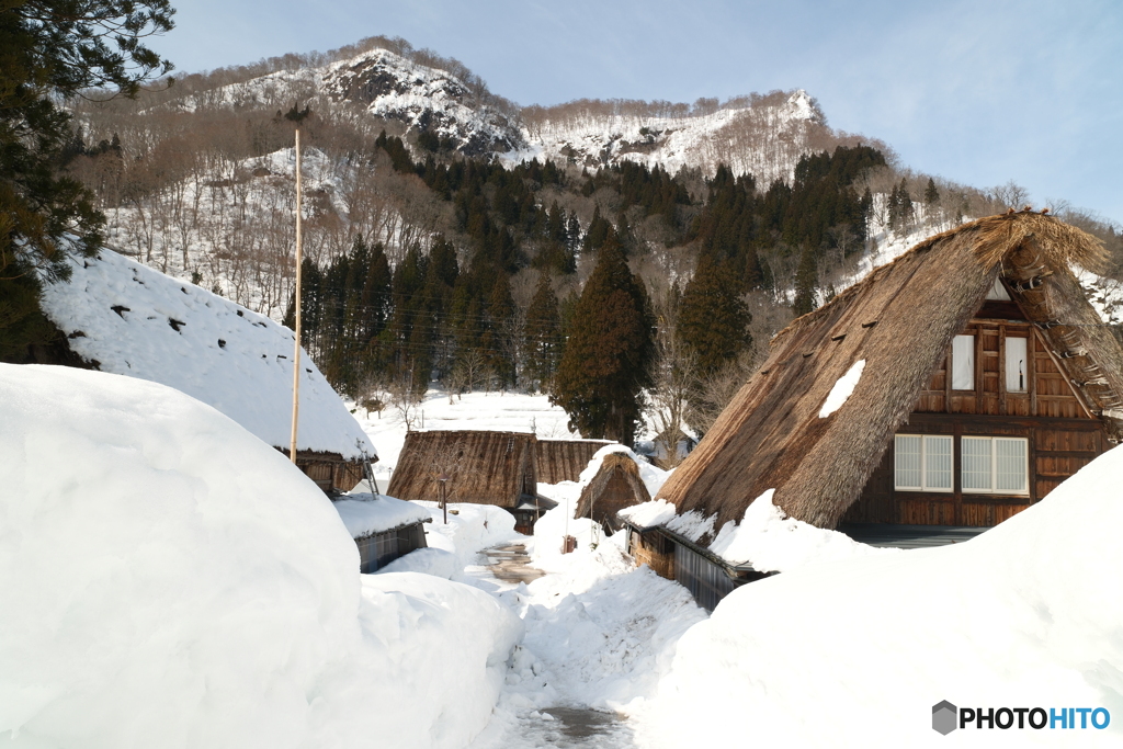 多少暖かくなっても雪はしっかり残った集落１