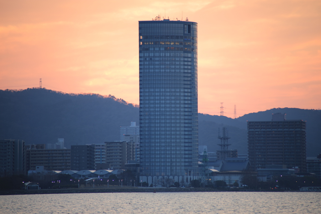 対岸の景色（びわ湖大津プリンスホテル）