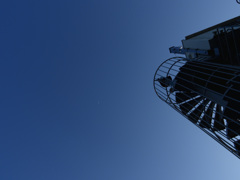 空と螺旋階段と
