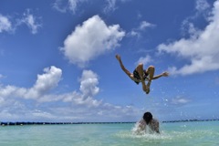 沖縄の海でジャンプ！