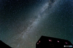 山小屋と北天の天の川