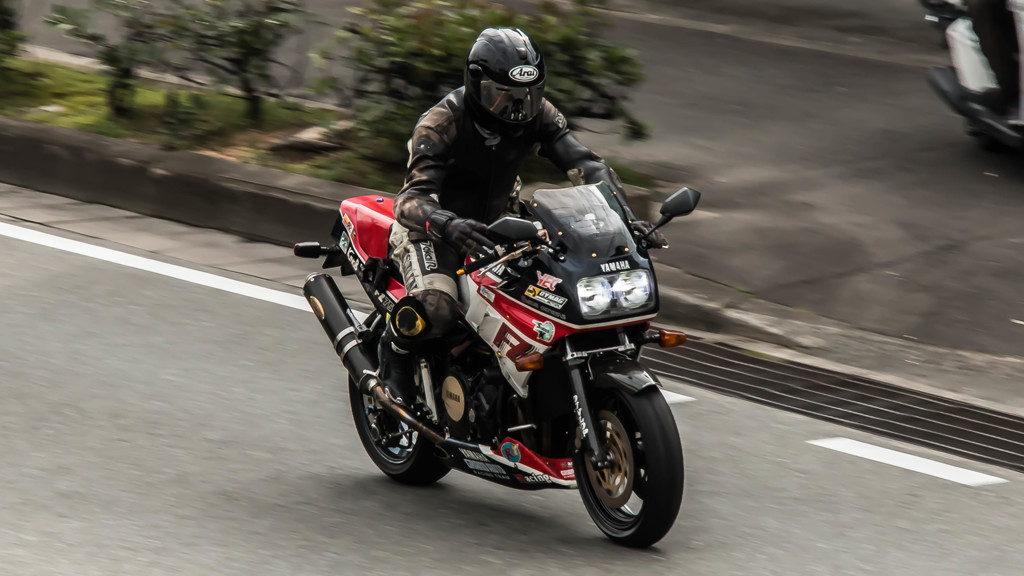 YAMAHA FZ750